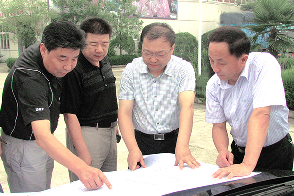 六安市委常委、束學龍副市長來集團督查“退城進園”工作。
