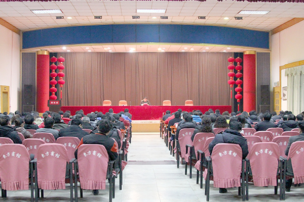 集團全年管理工作會議，圍繞《勁霸總裁洪忠信致員工一封信》的內(nèi)容，要求全體高管人員要爭做團隊的領頭人、行為準則的標桿和以身作則的榜樣。