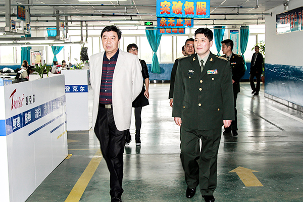 中國人民解放軍東北軍用物資采購局長賈潤峰來集團考察調(diào)研