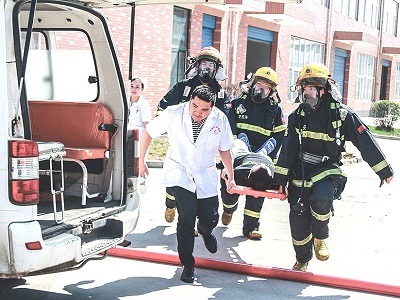 醫(yī)生、消防官兵在消防演練中抬擔(dān)架救助傷患