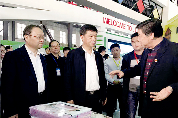 安徽省委常委、六安市委孫云飛書記在全市工業(yè)品展銷會上駐足察看公司產(chǎn)品-