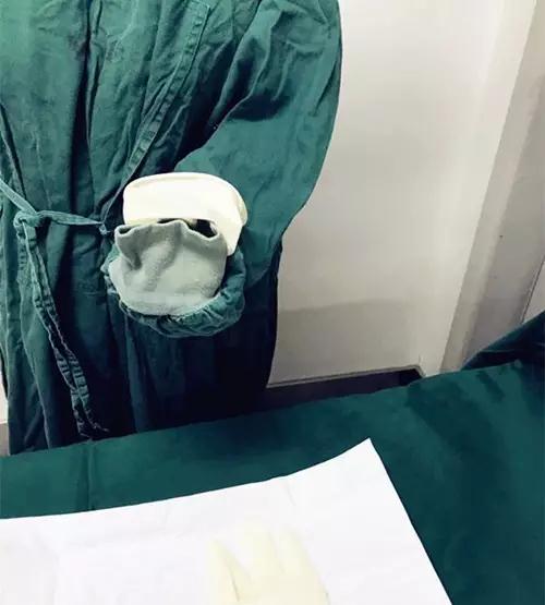 我院手术室在全院率先推广无触式戴无菌手套法！